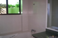 6 bathrooms, 2 with bathtubs