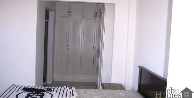 walk in closets in all rooms