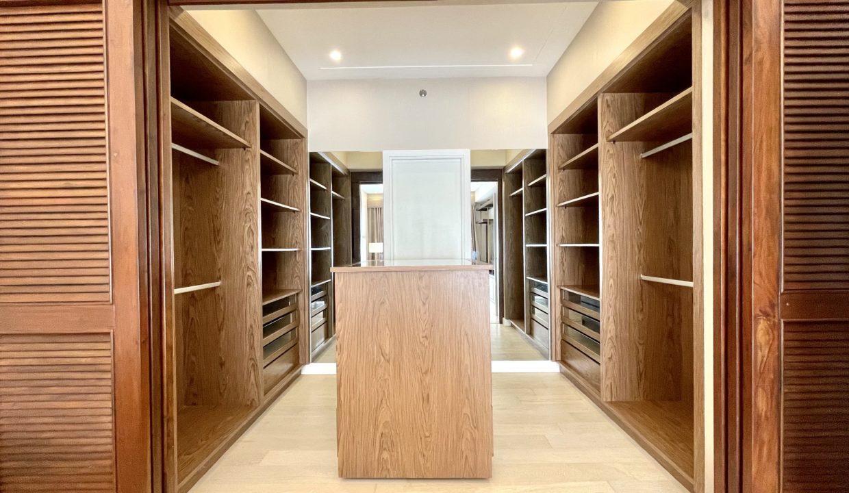 Masters_walk_in_closet