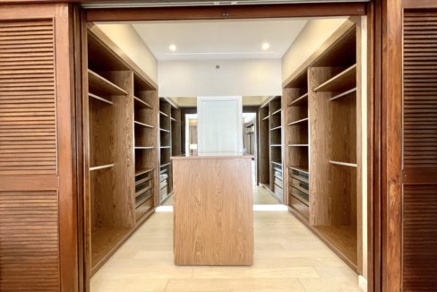 Masters_walk_in_closet